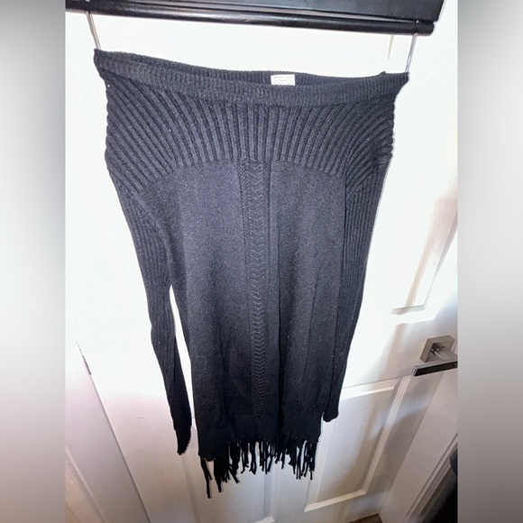 Black fringed long sleeve sweater/shirt - Picture 2 of 7